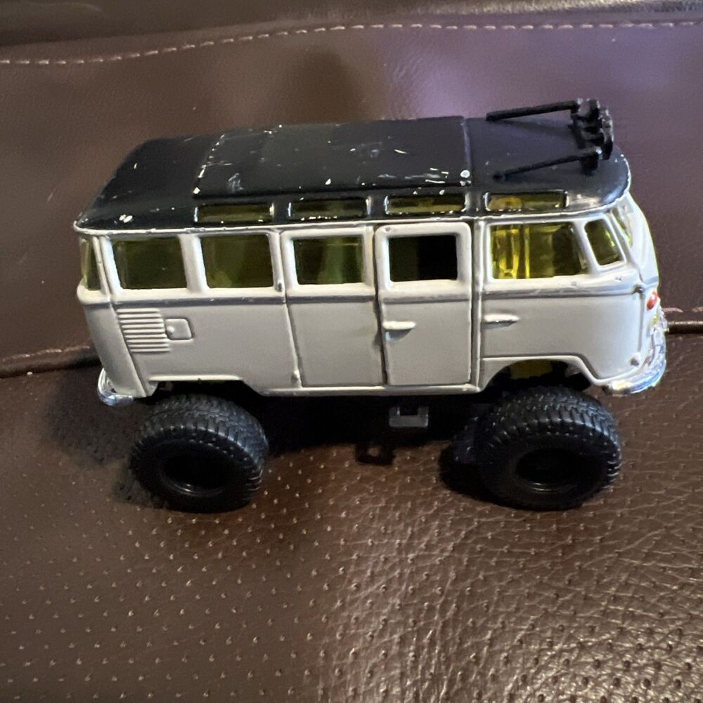 Maisto 1/40 Scale 4 x 4 White Volkswagen VW Adventure Samba Bus Van Lifted Loose